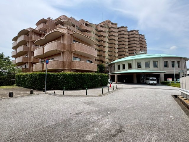 「11階南東向き」ライオンズヒルズ高知　中古マンション|雨の日でも濡れずに乗り降りできる便利な車寄せ。ゆとりある広さで送迎時も安心です。