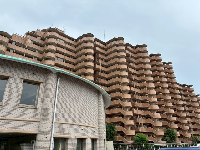 「11階南東向き」ライオンズヒルズ高知　中古マンションの外観|落ち着きのあるブラウンタイル貼りの上品な外観。周辺の住環境も良好で暮らしやすい立地。