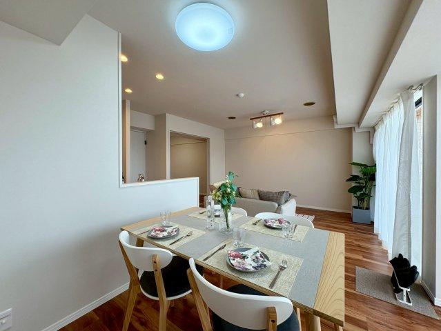 「11階南東向き」比島町2丁目ライオンズヒルズ高知　中古マンションの居間・リビング|家族で食卓を囲むダイニングスペース。キッチンからの動線も良く、配膳もスムーズです。