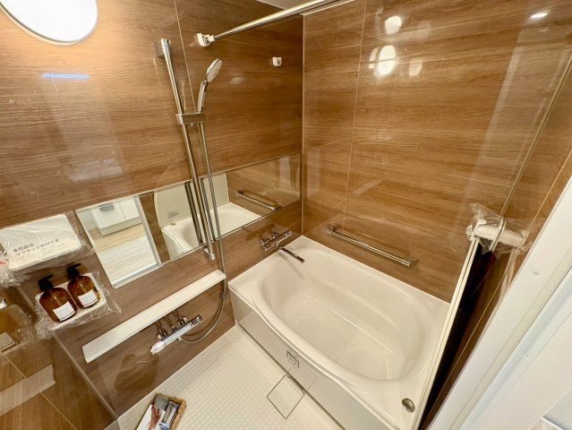 「11階南東向き」ライオンズヒルズ高知　中古マンションの浴室|木目調のアクセントパネルが落ち着きを演出するバスルーム。一日の疲れを心地よく癒せます。