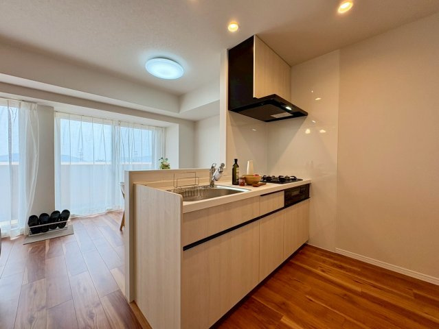 「11階南東向き」比島町2丁目ライオンズヒルズ高知　中古マンションのキッチン|リビングを見渡しながら効率よく作業ができるキッチン。明るい光が差し込む快適空間。