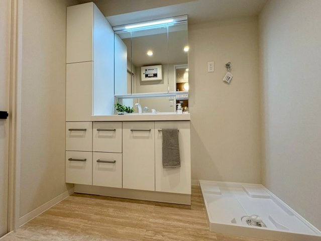 「11階南東向き」ライオンズヒルズ高知　中古マンションの独立洗面台|身支度がしやすい三面鏡付きの独立洗面台。収納豊富でスキンケア用品などもスッキリ収まります。