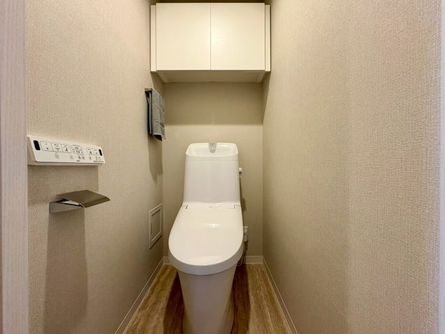 「11階南東向き」ライオンズヒルズ高知　中古マンションのトイレ|清潔感あふれる快適な温水洗浄便座付きのトイレ。上部には便利な収納スペースも完備。