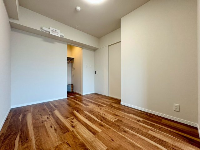 「11階南東向き」ライオンズヒルズ高知　中古マンションの洋室|ぬくもりあるフローリングが心地よい主寝室。２面採光で風通し・陽当たりともに良好な空間です。