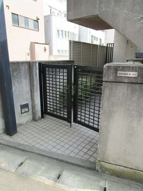 三和ビルのエントランス