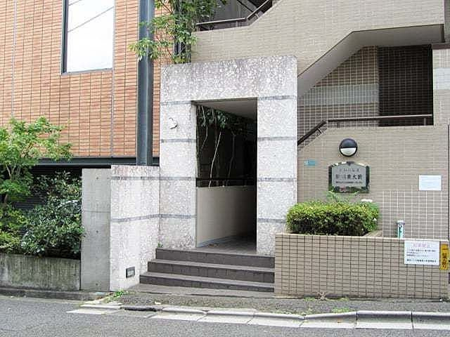 菱和パレス駒場東大前のエントランス