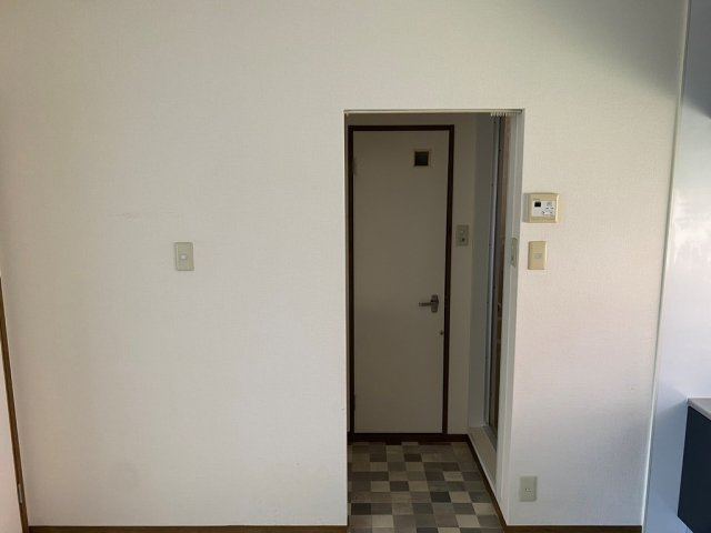 洗面所入口はカーテンで仕切れます。リモコンで温度の調節可能♪