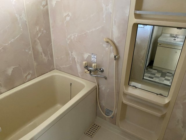 窓と換気扇付きのお風呂で、換気出来ます♪