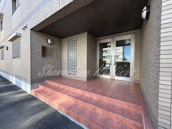 茅ヶ崎市東海岸南１丁目の賃貸マンションのエントランス