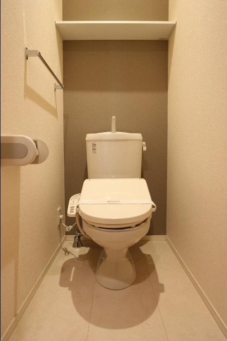 クレストパークＤのトイレ|落ち着いた色調のトイレです