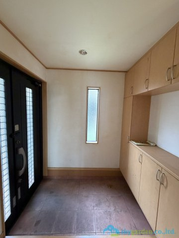 平塚市岡崎　中古戸建の玄関