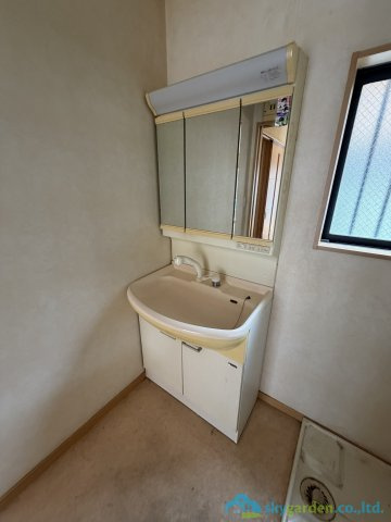 平塚市岡崎　中古戸建の独立洗面台