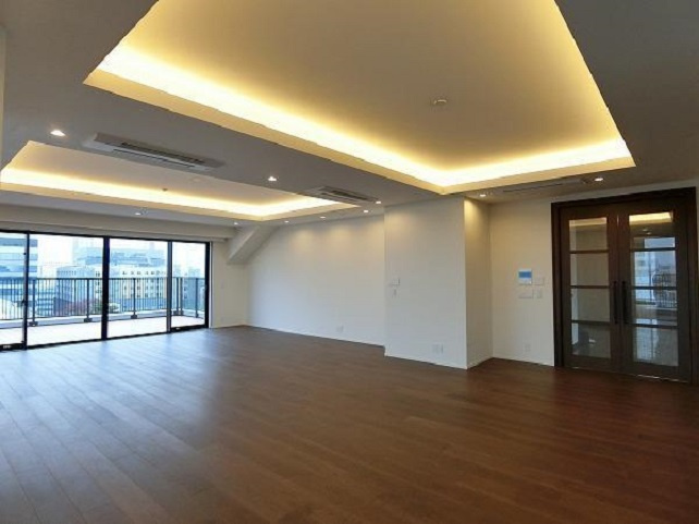港区三田２丁目の賃貸マンションの居間・リビング