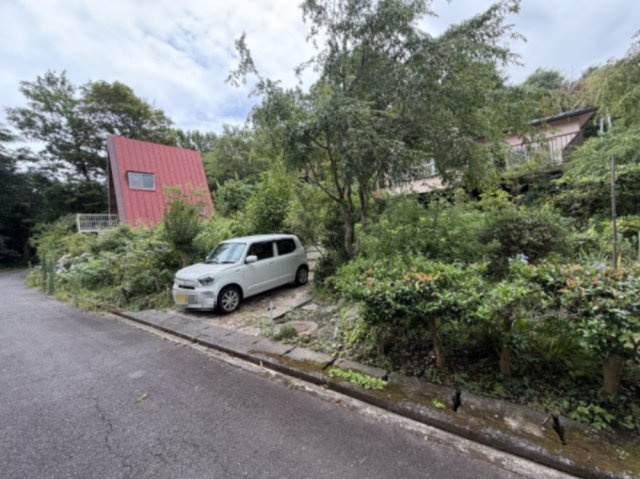 函南町　伊豆エメラルドタウン別荘地の前面道路含む現地写真