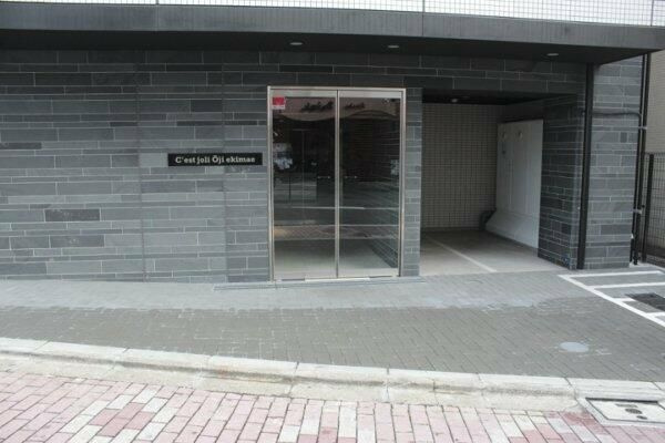 セジョリ王子駅前のエントランス