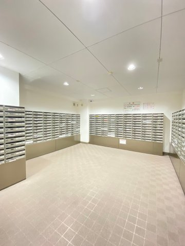ローレルハイツ茨木総持寺2号棟のエントランス
