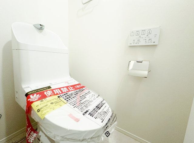 練馬区富士見台1丁目 全3棟 C号棟のトイレ|小窓を設け明るく衛生的なトイレ
トイレは各階に設置しているので忙しい朝にも便利です(C号棟)