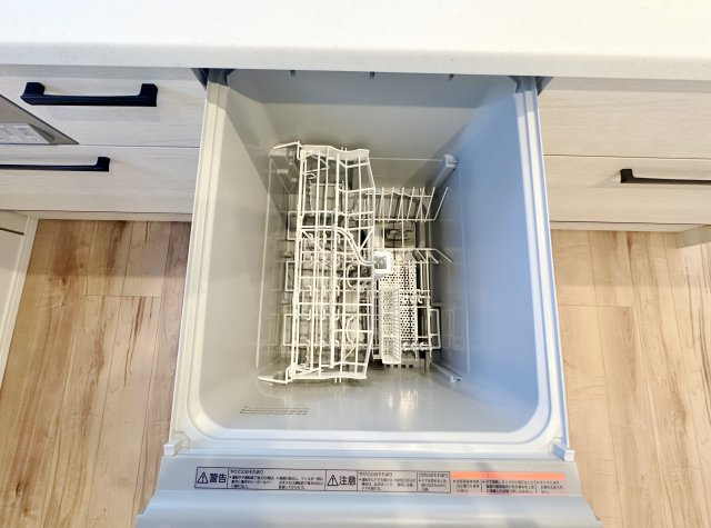 練馬区富士見台1丁目 全3棟 C号棟のキッチン|食後の片づけに便利な食器洗乾燥機を装備しています
家事時間の大幅短縮と水道・光熱費の削減、衛生的な乾燥によるカビ・雑菌の抑制できます