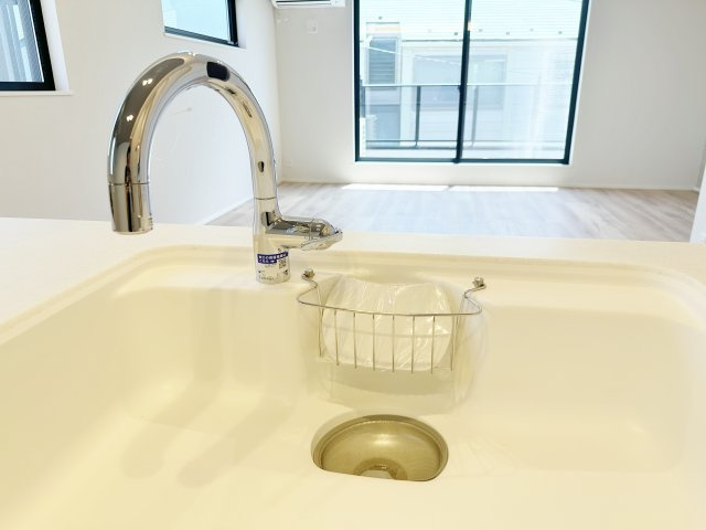 練馬区富士見台1丁目 全3棟 C号棟のキッチン|衛生的にお料理ができるタッチレス水栓
蛇口に触れずに衛生的に使え、節水・節約になります
キッチンや洗面台周りの掃除も気軽にできます 