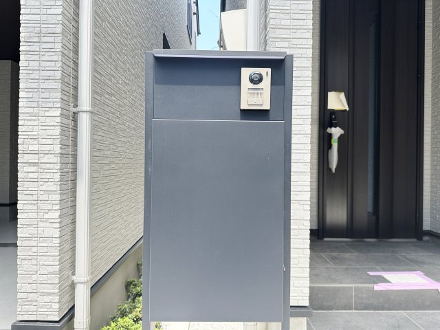 練馬区富士見台1丁目 全3棟 C号棟の玄関|お留守がちなご家庭に便利な宅配ボックスを装備
不在に関わらず安全かつ非対面で荷物を受け取れます
防犯性の向上や、時間を気にせずネット通販を利用できます 