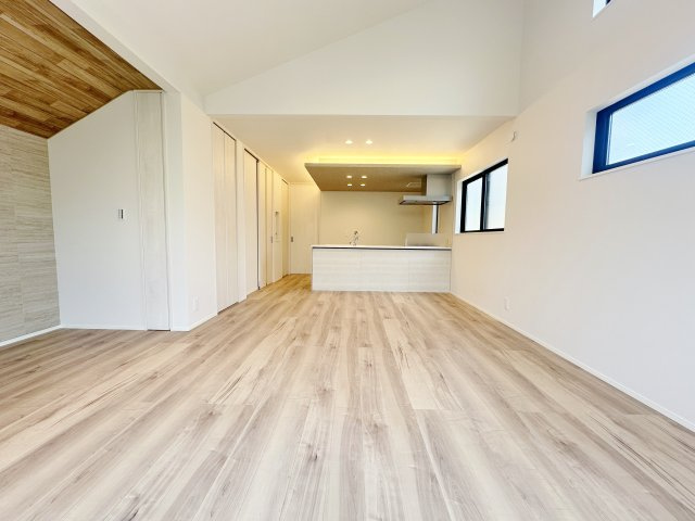 練馬区富士見台1丁目 全3棟 C号棟の居間・リビング|LDKは19.6帖の開放感
勾配天井+多面開口の明るく快適な家族団らんスペースです
リビング+水回りを配した生活しやすい間取り
足元には床暖房を装備しています(C号棟)