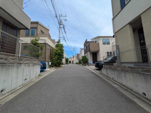 横浜市戸塚区深谷町の前面道路含む現地写真