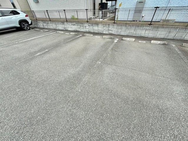 プリムールコート1の駐車場