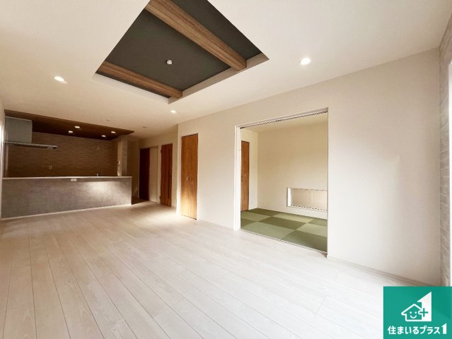 加古川市野口町坂元　新築一戸建ての居間・リビング|周辺は落ち着いた街並みの住宅地！子育てがしやすい住環境です！まだ未完成ですが、現地でしかわからない事もございます。是非一度ご覧ください。