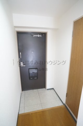 プリメゾン栄美寿の玄関