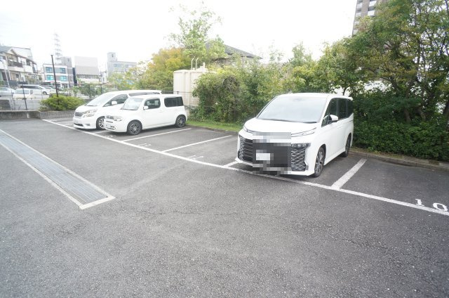 プリメゾン栄美寿の駐車場