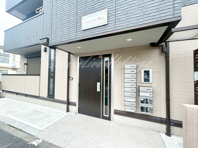 平塚市夕陽ケ丘のアパートのエントランス