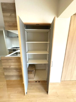 【収納】 | イトーピア東千里マンション | リビングには可動棚付きの収納スペース有り！お掃除用具、書類関係などもスッキリ片付きますね。