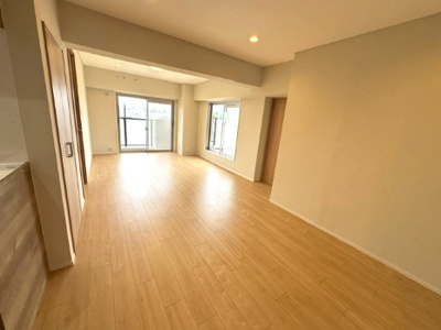 【居間・リビング】 | イトーピア東千里マンション | 家族みんなが自然と集まりたくなるような居心地の良さ。開放的な眺望を楽しみながらゆったり家族団らんの時間を！