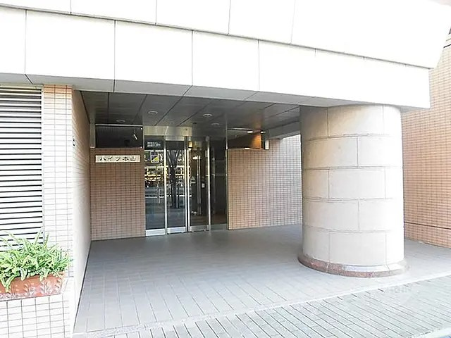 ハイツ本山のエントランス