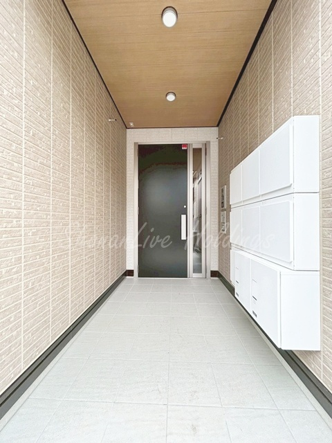 茅ヶ崎市赤松町のアパートのエントランス