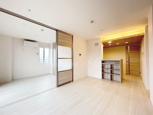茅ヶ崎市赤松町のアパートの居間・リビング