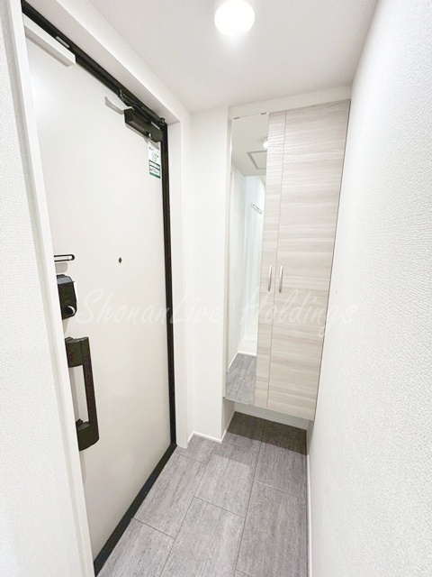 茅ヶ崎市赤松町のアパートの玄関