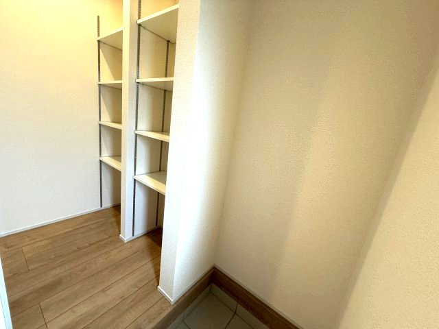 リーブルガーデンS第18渋川金井　1号棟の玄関|【イメージ写真】シューズインクロークは第二玄関としても利用できて便利です。