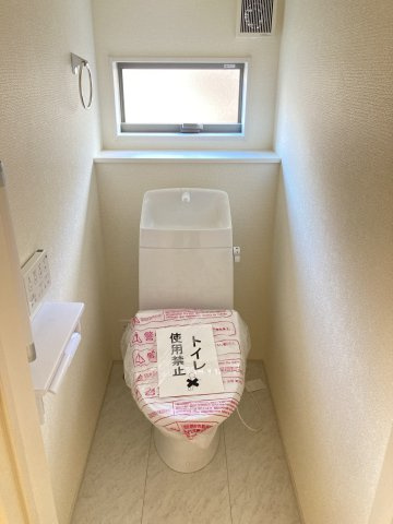リーブルガーデンS第18渋川金井　1号棟のトイレ|【イメージ写真】1階トイレです。清潔感のある白を基調としています。
温水洗浄・便座暖房機能の付いた快適なトイレです☆