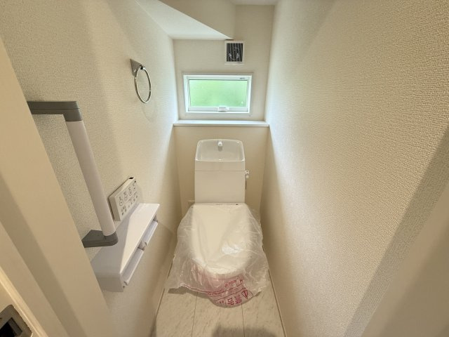 リーブルガーデンS第18渋川金井　1号棟のトイレ|1階トイレです。清潔感のある白を基調としています。
温水洗浄・便座暖房機能の付いた快適なトイレです☆