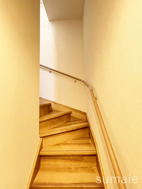 ベルサンクの洋室|階段です。