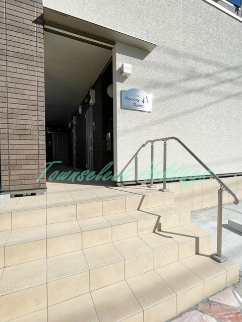藤沢市鵠沼神明４丁目のアパートのエントランス