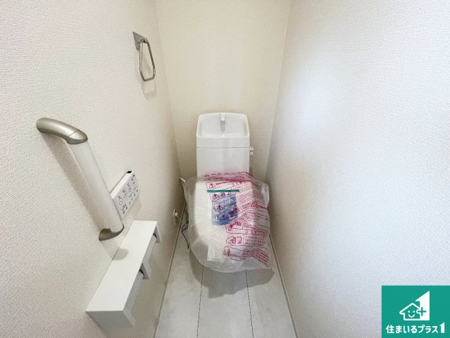 加古川市野口町坂元　新築一戸建てのトイレ|1・2階の2ヶ所にあるので、朝の忙しい時間の順番待ちもなく、深夜の利用にも大変便利です。