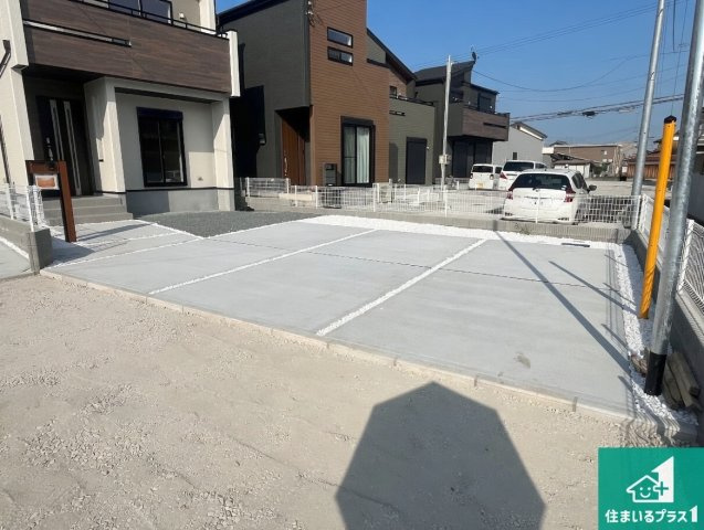 加古川市野口町坂元　新築一戸建ての駐車場|並列3台駐車可能！ゆとりの駐車スペースで車庫入れもスムーズ！