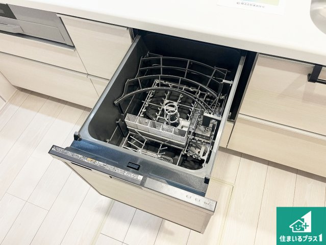加古川市野口町坂元　新築一戸建ての設備|食事後の一仕事、食器洗いをボタン一つでお任せできちゃいます！場所を取らないビルトイン式なので、お料理スペースもしっかり確保！