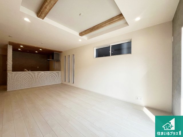 加古川市野口町坂元　新築一戸建ての居間・リビング|シンプルなリビングは、観葉植物等のインテリアを楽しめますね！パパ好みにも、ママ好みにも家具次第で雰囲気を変えることができます！