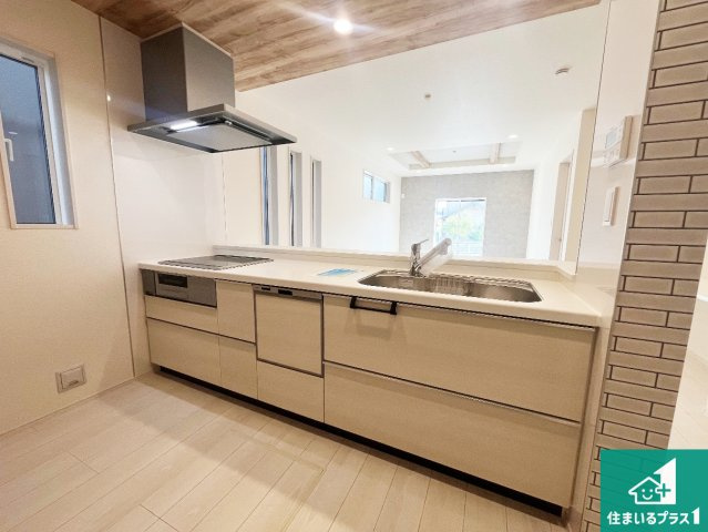 加古川市野口町坂元　新築一戸建てのキッチン|リビングと統一感があり、使い勝手のいいキッチン。広々としているので、二人並んで作業が出来ちゃいます。お子様と一緒に色々なお料理に挑戦できるスペースがあります。