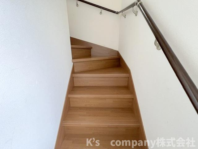 ◎高座郡寒川町中瀬　中古戸建の内装|手すり付きの階段☆小さなお子様やご年配の方にも優しい仕様♪
