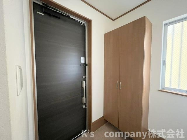 ◎高座郡寒川町中瀬　中古戸建の玄関|玄関横に収納力のあるシューズインクローゼット付き☆