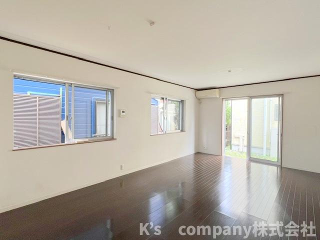 ◎高座郡寒川町中瀬　中古戸建の居間・リビング|腰高のまどが多く、家具の配置などがしやすい間取りになっています◇
